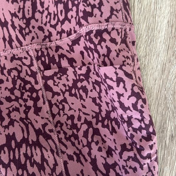 Athleta Salutation Stash 7/8 Leggings Magenta Print Size M High Rise - Picture 3 of 6